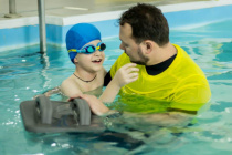 Четырехкратный победитель первенства мира по адаптивному плаванию провел курсы для амурских ребят