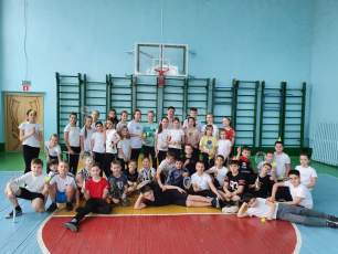 Ученики первой гимназии областной столицы учились играть в бадминтон