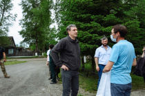 Василий Орлов привёз футбольную форму для школьной команды Экимчана. С просьбой оказания помощи в её приобретении обратились к губернатору в ходе личного приёма