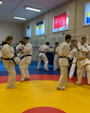 По-спортивному провели зимние каникулы амурские каратисты