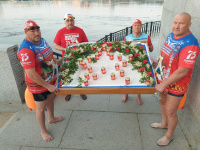 Композицию из свечей и венков в День памяти и скорби провели по Амуру пловцы из «Аквайс-спорт»