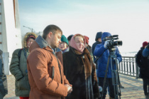 Работы по подготовке к хоккейному матчу на пограничной реке вышли на финишную прямую