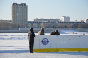 На Амуре завершают работы по установке хоккейной коробки для международного матча