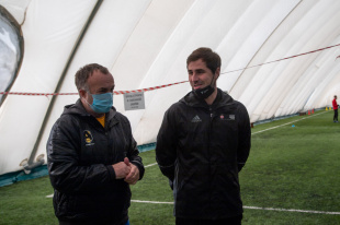  Тренер женской молодежки по футболу проводит практические занятия для амурских специалистов