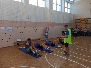 «Педагогический Олимп-2022»: учитель физкультуры школы №4 Белогорска провела открытый урок ГТО