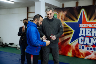 Губернатор Василий Орлов поздравил с присвоением почётных званий РФ чемпиона мира по самбо Самвела Казаряна и его тренера Дмитрия Богодиста