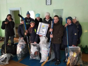 Более сорока комплектов спортивной формы получили мальчишки Новокиевского Увала