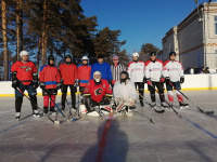 В Юхте установили хоккейную коробку