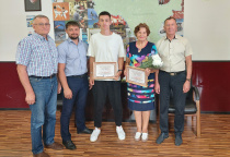 Денежные выплаты за высокие спортивные достижения получили победитель первенства России по легкой атлетике Данила Тен и его тренер Галина Хритова