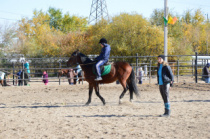 Ребята с ментальными нарушениями показали навыки верховой езды