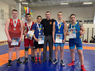 Пять медалей и путевки на серьезные соревнования завоевали амурские борцы