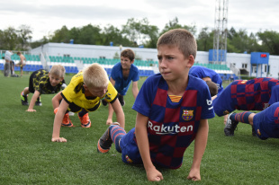 Лицо ГТО Белогорска Василий Трембач провел для юных белогорцев утреннюю зарядку