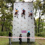 Приглашение для молодежи преодолеть сложные препятствия спортивного туризма с помощью спецснаряжения 