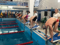Почти две сотни спортсменов сразились на областном чемпионате и первенстве по плаванию